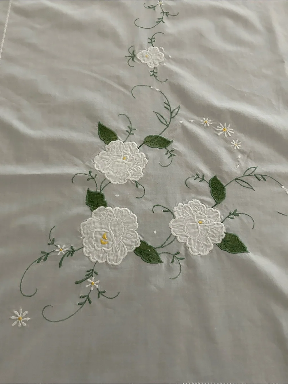 Vintage Floral Embroidered Tablecloth 98x64 AND Set of 14 Napkins White Elegant